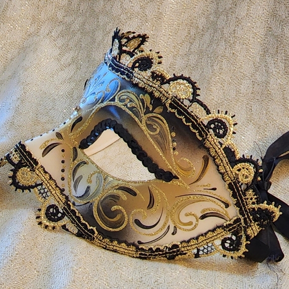 MASQUERADE MASK - Picture 3 of 5